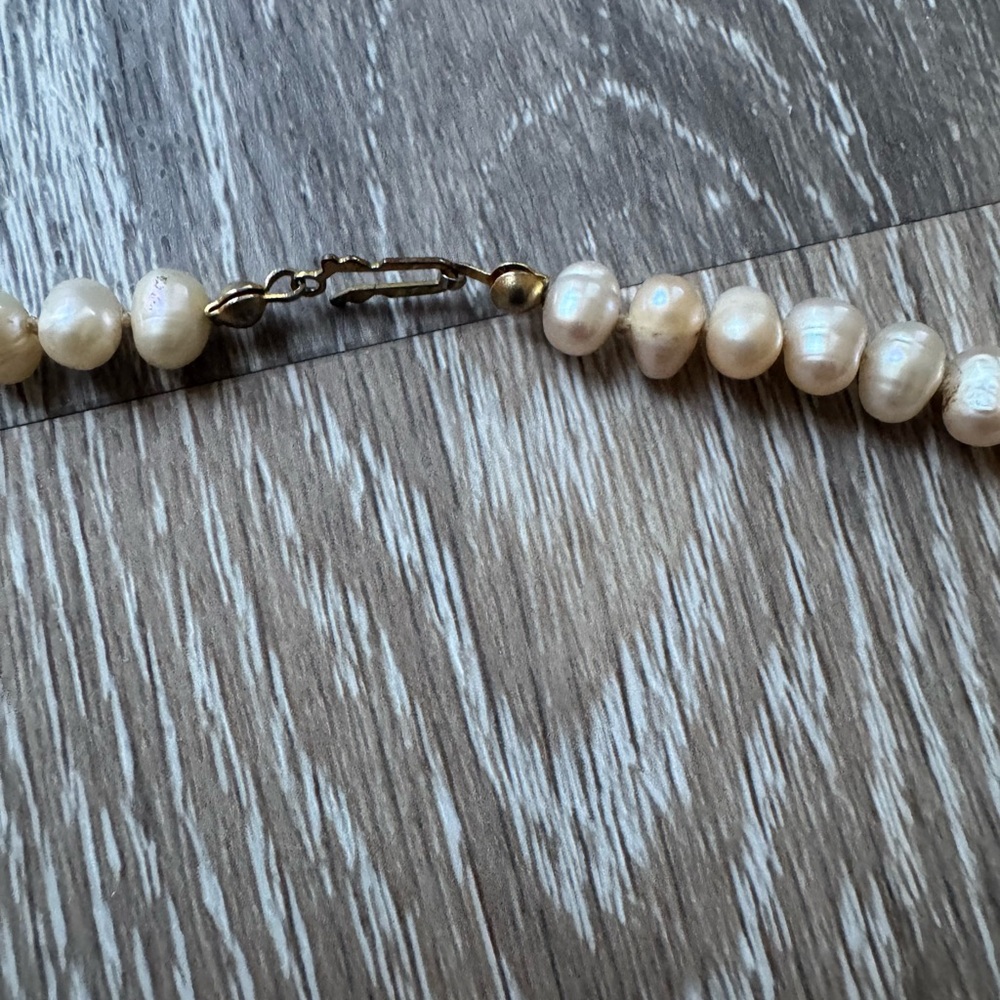 Cultured iridescent freshwater baroque pearl necklace - Picture 4 of 6